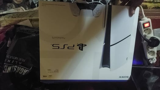 Console PS5 Slim 2 mois d\'utilisation avec manette