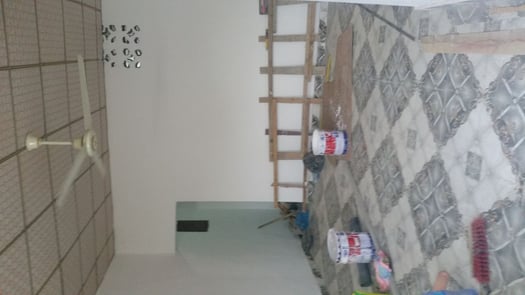 Entrepôt à louer, près de la mosquée de la place