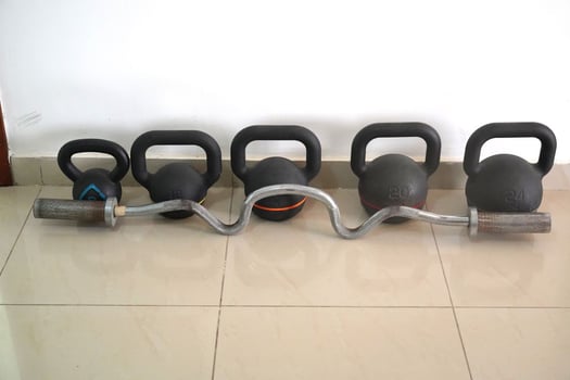 Lot de Kettlebells en fonte: 8-24 kg + Barre Curl Olympic EZ