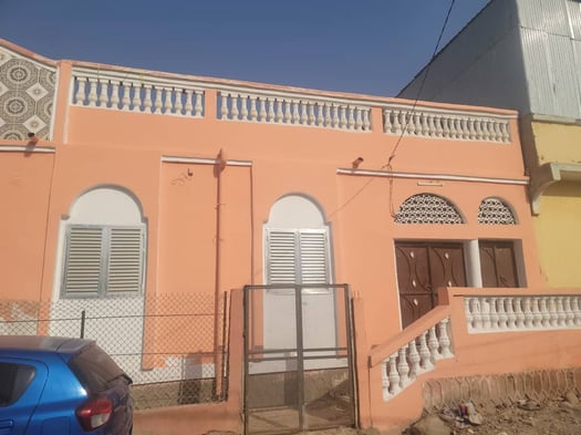 Grande maison F3 rénovée avec terrasse à louer à Cheikh Moussa
