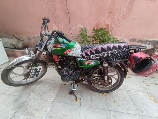 Moto en excellent état avec casque - Prix négociable