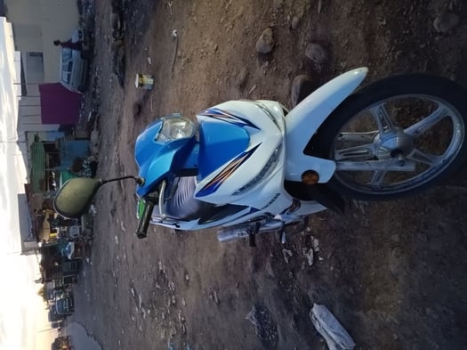 Moto 110 neuve avec papier et accessoires inclus