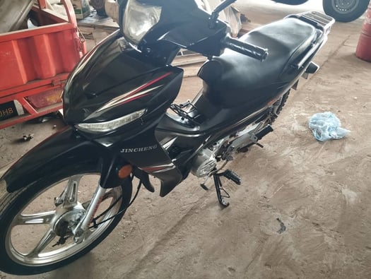 Moto Jincheng 110 en bon état avec papiers à jour