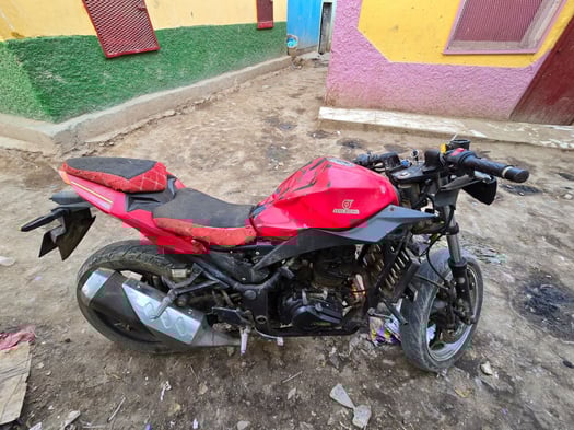 Moto Jincheng CBR 180cc en excellent état et entretien régulier