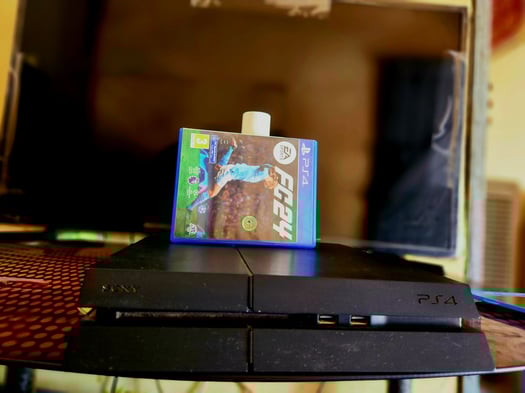 Console de jeu PS4 avec manette et jeu inclus