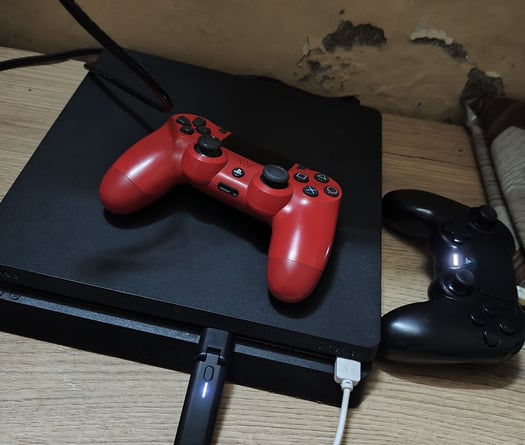 Console PS4 avec 2 manettes et jeu FC24 - Comme neuf