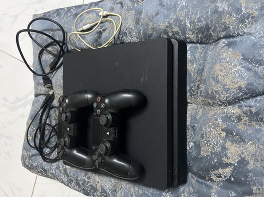 PS4 avec deux manette , chargeur, tous le câble , et FIFA