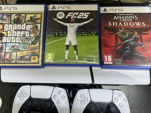 PS5 avec 3 jeux et 2 manettes, comme neuf