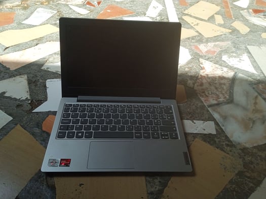 Lenovo Laptop - Processeur AMD, 4GB RAM, 500GB Disque Dur avec Chargeur