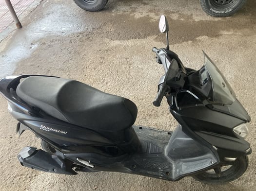 Scooter Suzuki Burgman, en excellent état - Casque inclus!