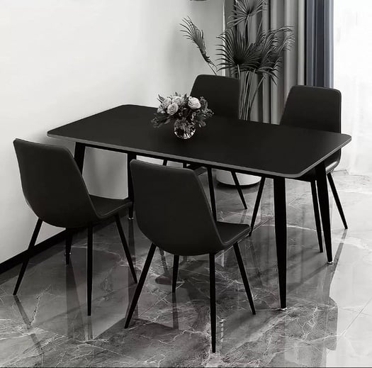 Table rectangulaire + 4 chaises assorties en bois massif