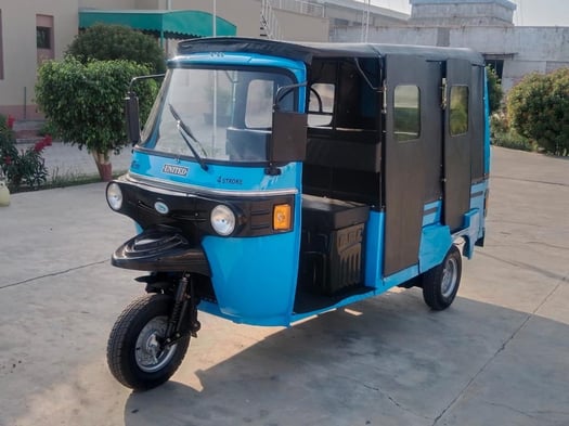 Tuktuk 6 places automatique, fabriqué au Pakistan