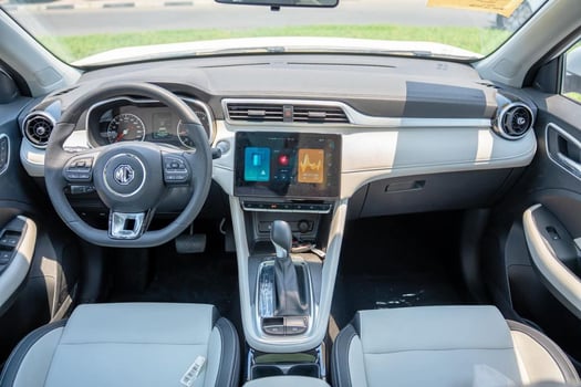 Voiture MG ZS 2025, essence, boîte automatique, blanc