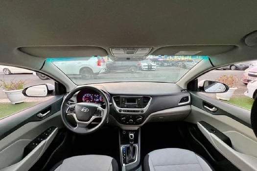 Hyundai Accent 2020, automatique, essence, 15 000 km, blanc, commande Dubai-Djibouti