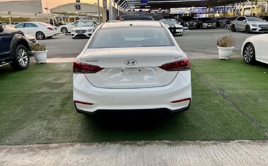 Hyundai Accent 2020, automatique, essence, 15 000 km, blanc, commande Dubai-Djibouti