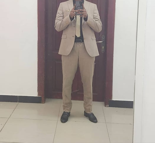 Costume beige élégant avec cravate et chaussures assorties
