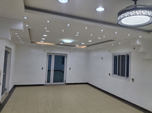 Tres belle villa F5 bien décorée sur route principale à vendre sise Gabode 4 avec terrasse