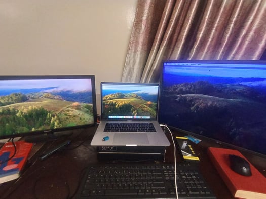 MacBook pro 15, 6 i7 16GB ram et 512go offer a moitié prix moitié prix