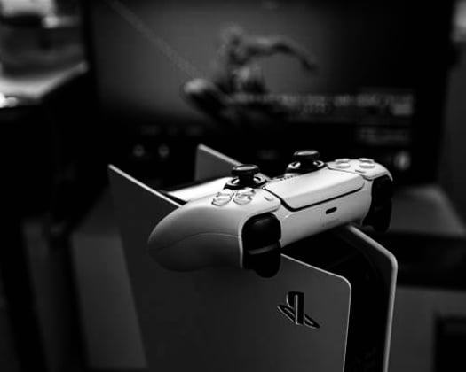 Console PlayStation 5 en bon état, manette et câbles inclus