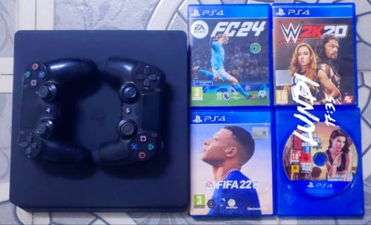 PS4 + 2 manettes + 4 jeux (FC 24, GTA 5, W 2k20 & FIFA 22)