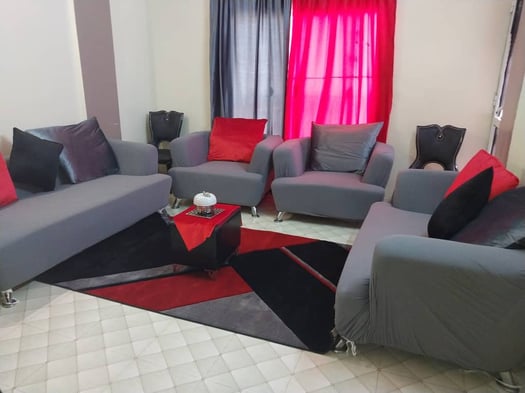 Salon avec tapis et rideaux, négociable