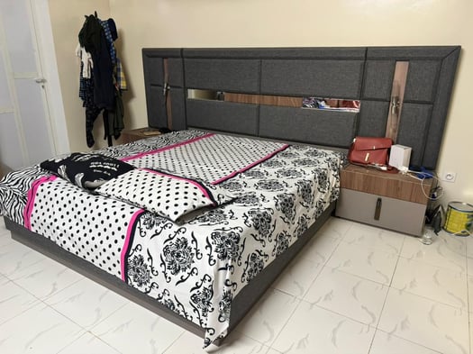 Salon et chambre à coucher en bon état à vendre