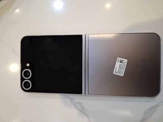 Samsung Galaxy Flip 6 grise neuve avec phone case