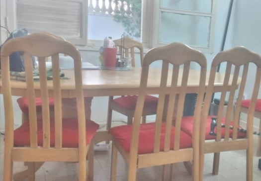 Table à manger en bois avec 6 chaises en bon état