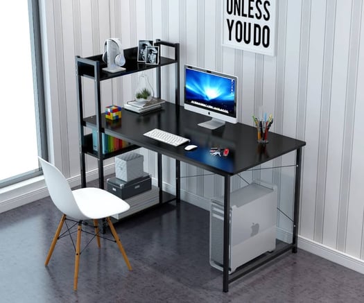 1 bureau avec une chaise