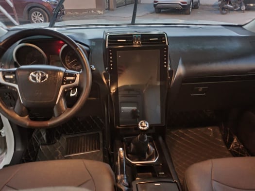 Lot de 5 voitures d\'occasion : Toyota Landcruiser, Hyundai Creta, Hyundai Tucson, Hilux en excellent état