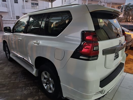 Lot de 5 voitures d\'occasion : Toyota Landcruiser, Hyundai Creta, Hyundai Tucson, Hilux en excellent état