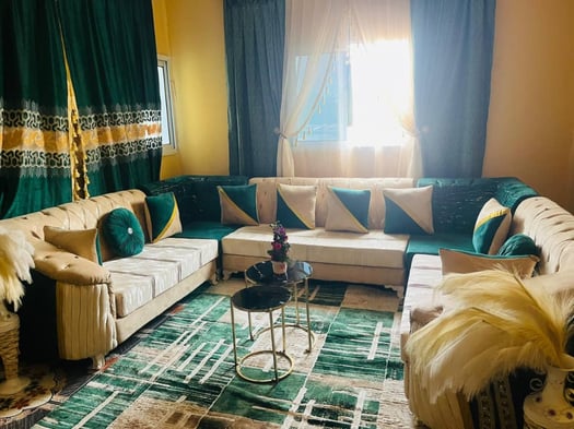 Chambre à coucher, salon, TV 43 pouces et climatiseur neufs