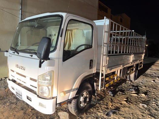 Camion Isuzu importé de Dubaï, en excellent état avec équipements neufs