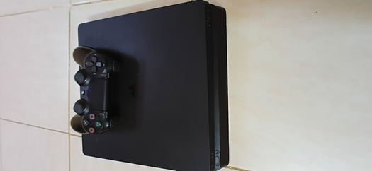 PS4 slim avec manette originale