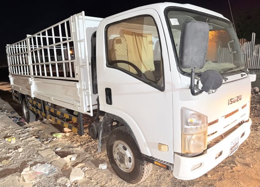Camion Isuzu importé de Dubaï, en excellent état avec équipements neufs