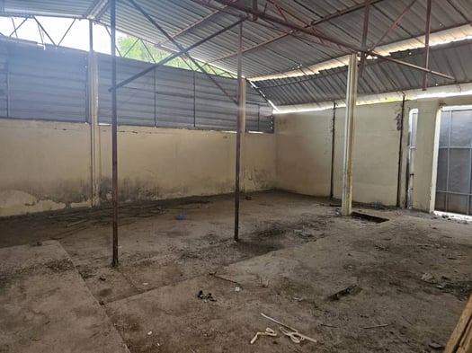 Hangar cloture et couvert de 120 m2 a Cite Progres.