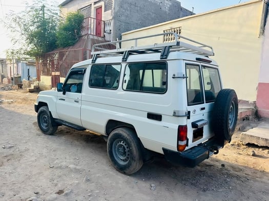Location Toyota Land Cruiser VIP, climatisée, confortable