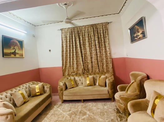 Meubles d\'occasion quasi-neufs à prix raisonnable