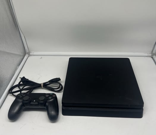 PS4 Slim avec manette en excellente état - Prix négociable