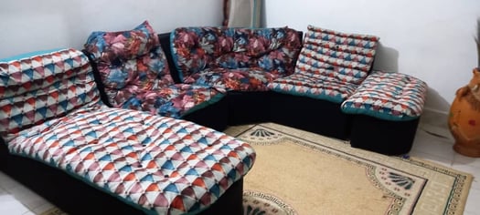 Salon en excellent état avec tapis et rideau