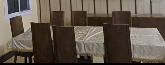 Table à manger en bois italien avec 8 chaises
