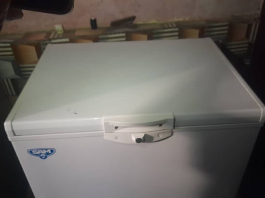 Réfrigérateur-congélateur quasi-neuf, capacité élevée et design moderne