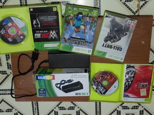 Bloc d\'alimentation pour Xbox 360 Slim avec jeux de vidéos en bonus