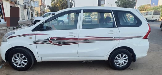 Toyota avanza 7 places , essence, bon état et climatisé