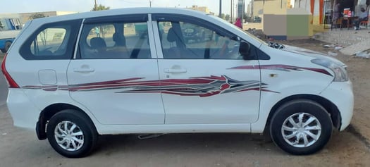 Toyota avanza 7 places , essence, bon état et climatisé