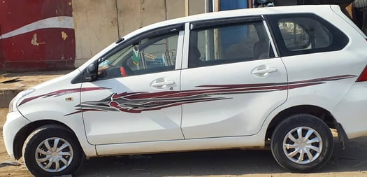 Toyota avanza 7 places , essence, bon état et climatisé