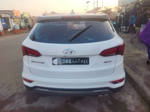 Hyundai Santa Fe & Jetour 2022 automatiques en excellent état