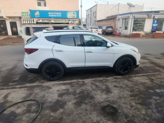 Hyundai Santa Fe & Jetour 2022 automatiques en excellent état
