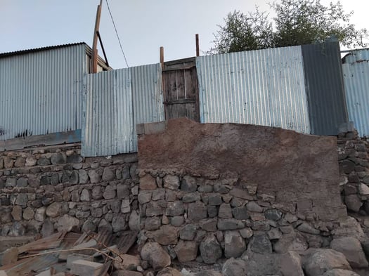 Maison en bois à Warabaley, quartier calme et clôturé