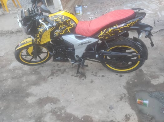 TVS Moto en excellent état, bien décorée